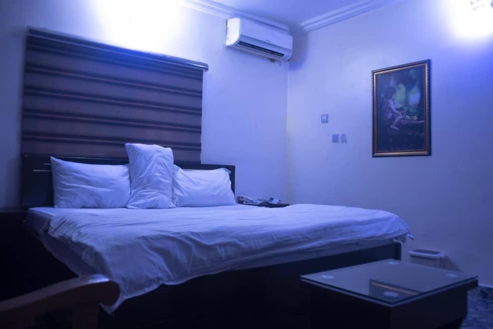 Kay Luxury Suites Uyo Buitenkant foto