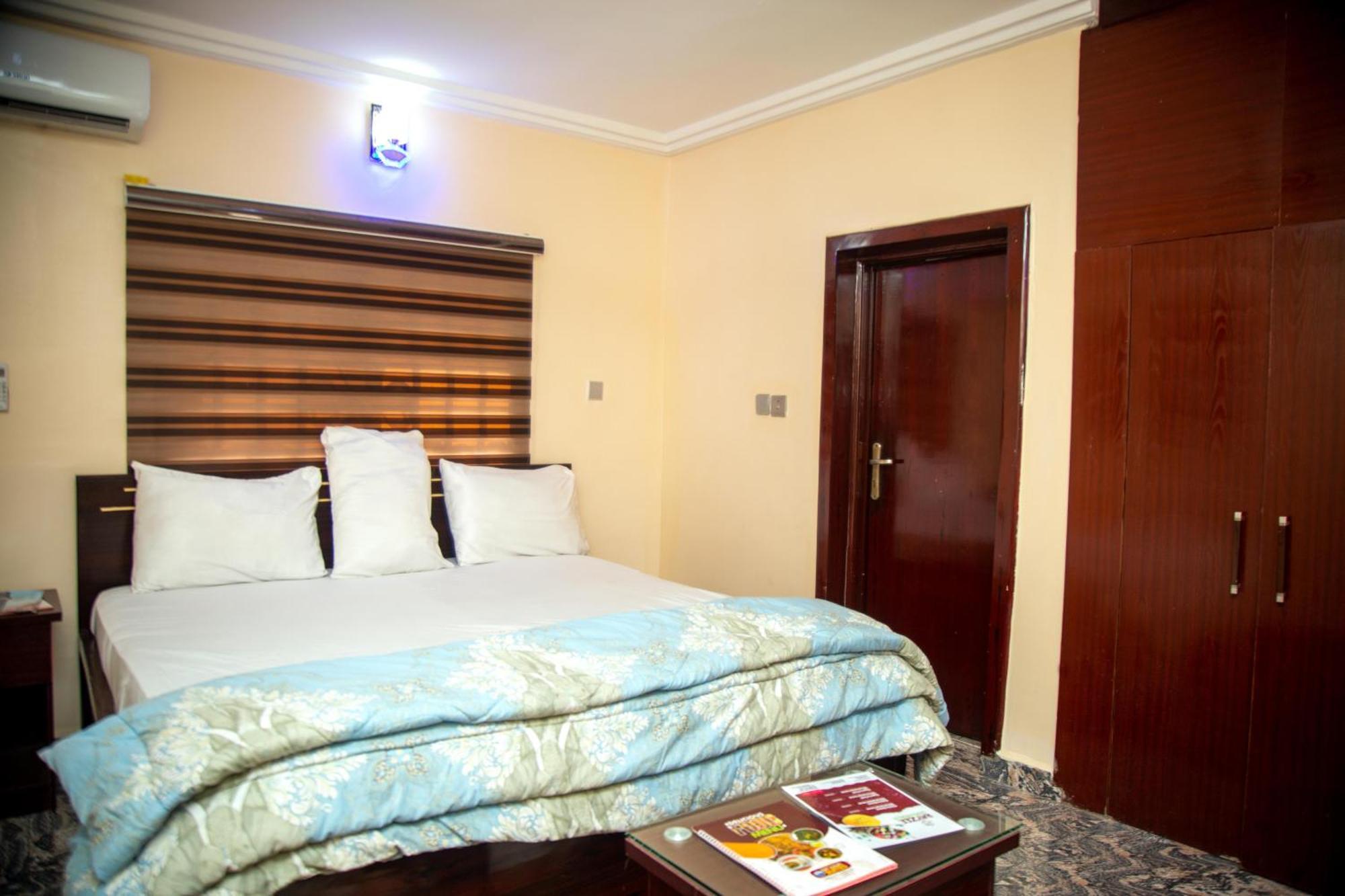 Kay Luxury Suites Uyo Buitenkant foto