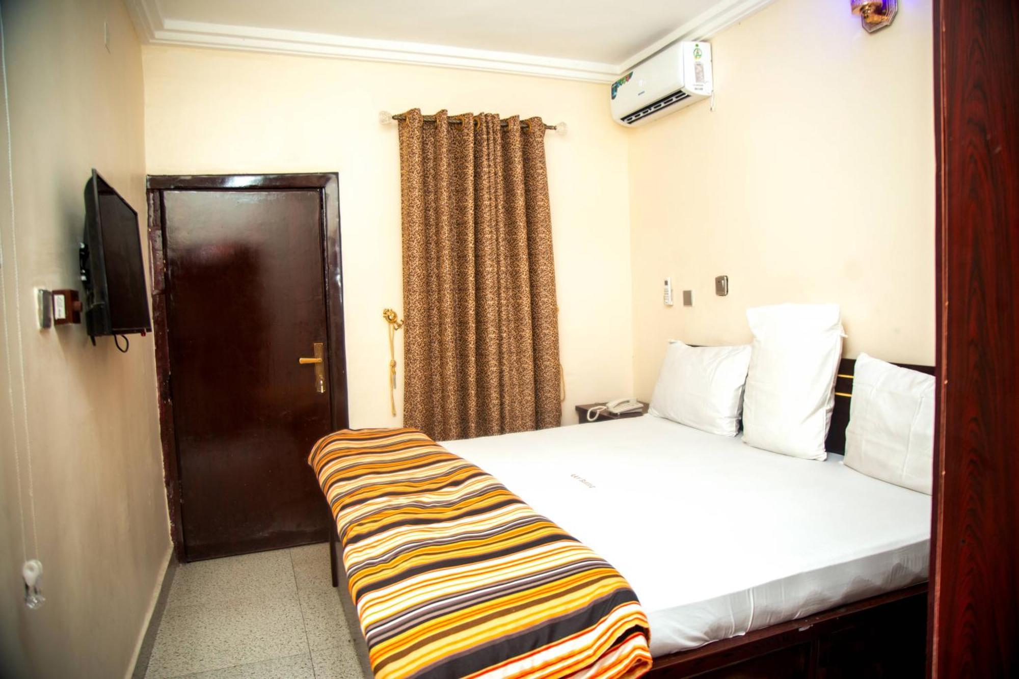 Kay Luxury Suites Uyo Buitenkant foto